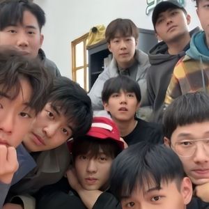 把鸡巴塞入小穴里操起来
