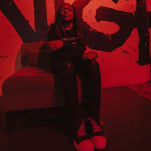 把鸡巴塞入小穴里操起来
