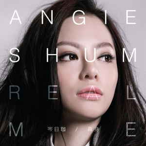 把鸡巴塞入小穴里操起来
