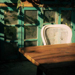 把鸡巴塞入小穴里操起来
